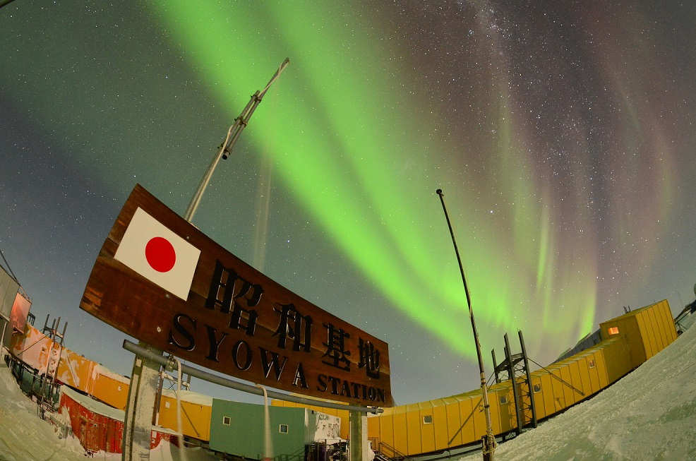南極昭和基地とオーロラ